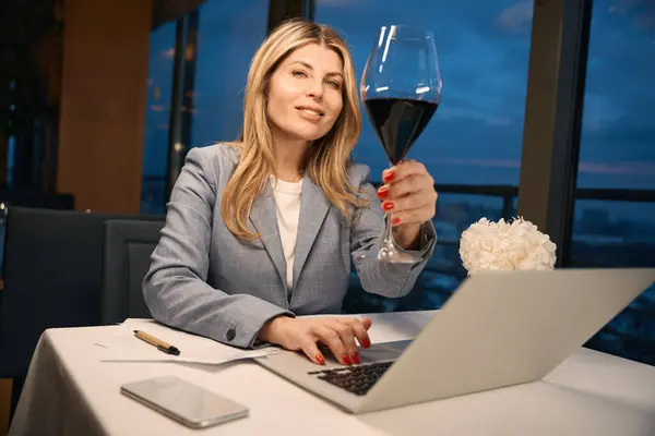 Lady Business Suit Enjoys Glass Wine Work Cityscape Restaurant Window — Stock Photo, Image