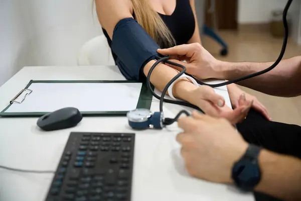 Dottore Misura Una Pressione Sanguigna Pazienti Ricevimento Esame Effettuato Ufficio — Foto Stock