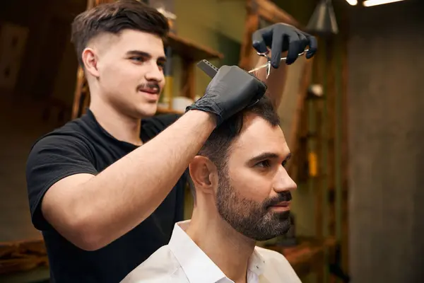 Salon Coiffure Professionnel Occupant Des Cheveux Des Clients Faisant Coiffure — Photo