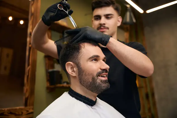 Coiffeur Professionnel Coupe Cheveux Faisant Coiffure Dans Salon Coiffure — Photo