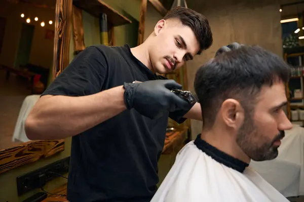 Homme Barbu Faire Couper Les Cheveux Par Coiffeur Tout Étant — Photo