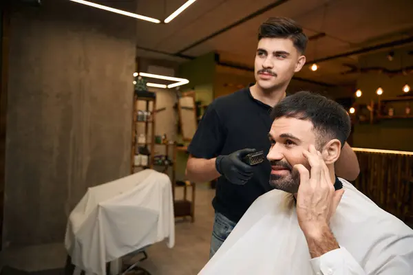 Mestre Barbeiro Fazendo Cuidado Novo Visual Penteado Para Cliente Masculino — Fotografia de Stock