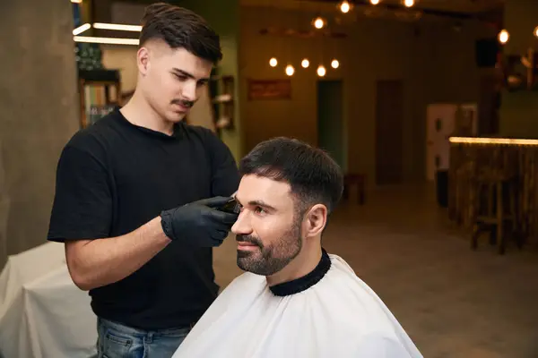 Barbeiro Usando Cortador Cabelo Para Fazer Corte Cabelo Elegante Para — Fotografia de Stock