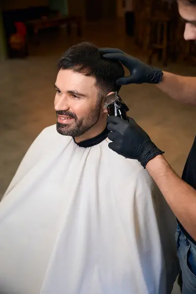 Professional Coiffeur Corte Penteado Para Cliente Por Cortador Cabelo Barbearia — Fotografia de Stock