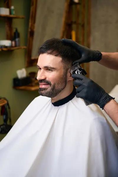 Barbeiro Usando Cortador Cabelo Para Fazer Corte Cabelo Elegante Para — Fotografia de Stock