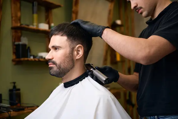 Homem Cabeleireiro Fazendo Corte Cabelo Para Cliente Barbearia — Fotografia de Stock