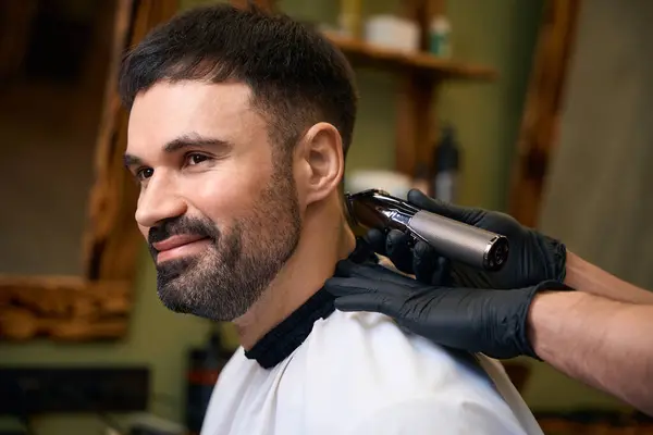 Mestre Barbeiro Fazendo Cuidado Novo Visual Penteado Para Cliente Masculino — Fotografia de Stock