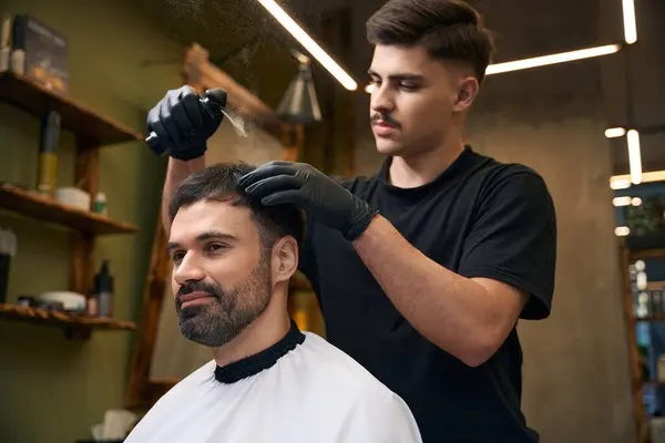 Cabeleireiro Profissional Barbeiro Usando Talco Para Seu Cabelo Cliente Barbearia — Fotografia de Stock