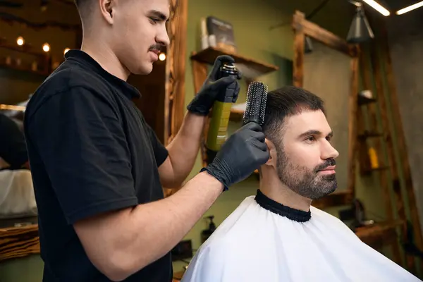 Hombre Silla Peluquero Conseguir Peinar Cabello Barbería — Foto de Stock