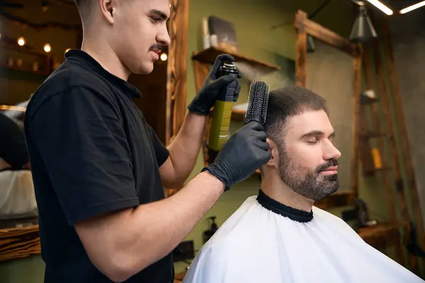 Barbeiro Fazendo Styling Cabelo Para Cliente Homem Barbudo Barbearia — Fotografia de Stock