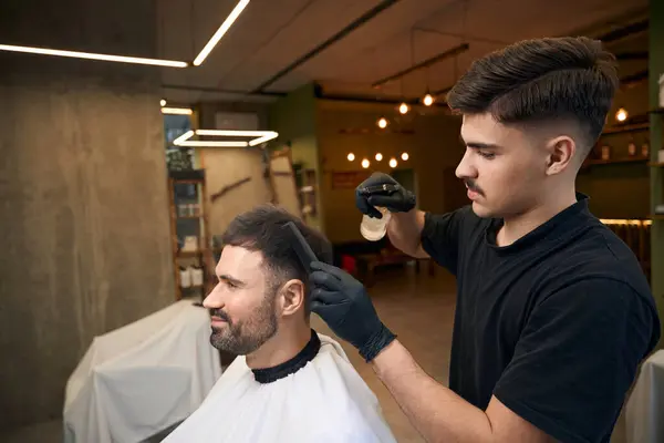 Barber Éclabousse Eau Sur Les Cheveux Des Clients Dans Salon — Photo