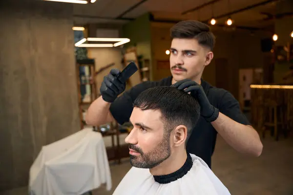 Cabeleireiro Fazendo Penteado Para Cliente Barbearia — Fotografia de Stock