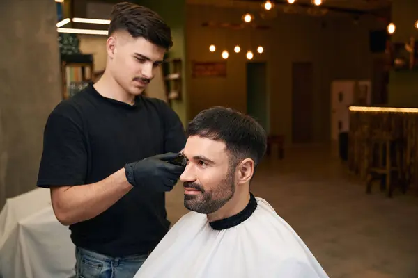 Barber Utilisant Une Tondeuse Cheveux Pour Faire Une Coupe Cheveux Image En Vente