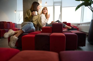 Dijital moda projesinde birlikte çalışan kadın tasarımcılar