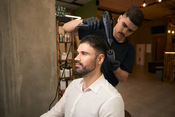 Модный Парикмахер Высушивает Волосы Мужчин Профессиональном Салоне — стоковое фото