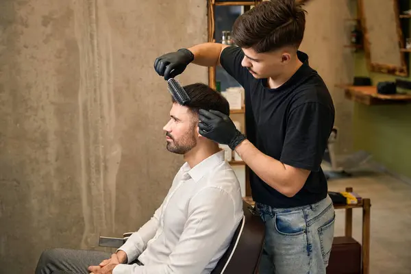 Homme Coiffeur Tenant Peigne Toilettage Clients Cheveux Salon — Photo