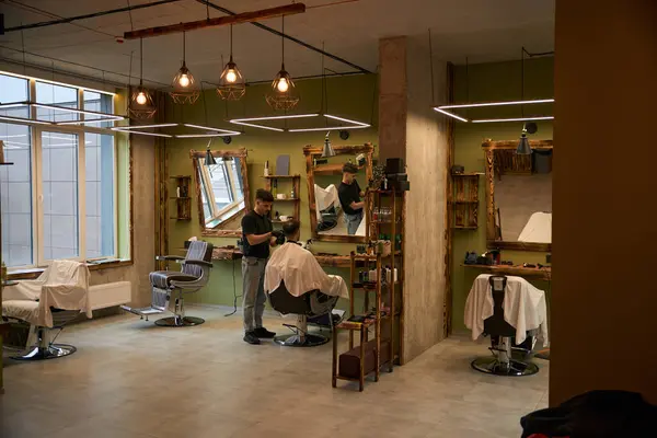 Barbershop Interieur Met Werkende Coiffeur Achtergrond — Stockfoto