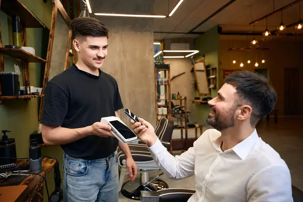 Client Payant Pour Coupe Cheveux Dans Salon Coiffure Avec Smartphone — Photo