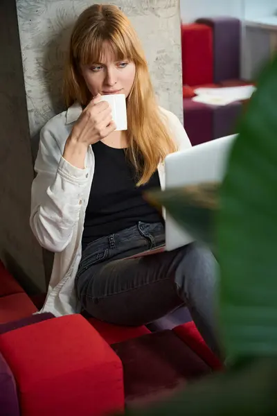 Kvinnlig Klädesdesigner Arbetar Laptop Och Dricka Kaffe Kontoret — Stockfoto