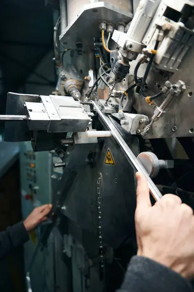 Человек Использует Высокотехнологичное Оборудование Разрезания Прокладки Используются Современные Технологии — стоковое фото