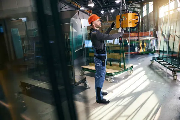 Майстер Використовує Вакуумний Підйомний Пристрій Роботи Склопакетом Людина Робочому Комбінезоні — стокове фото