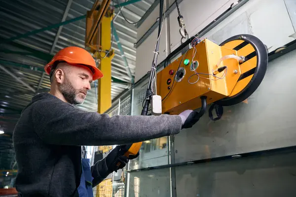 Arbetstagaren Använder Modern Utrustning Produktionsverkstad Man Med Skyddshjälm — Stockfoto