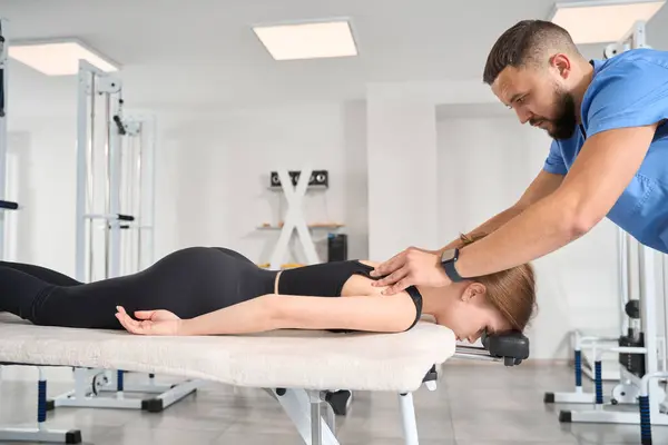 Massagetherapeutin Arbeitsplatz Richtet Rücken Einer Jungen Frau Auf Eine Frau — Stockfoto