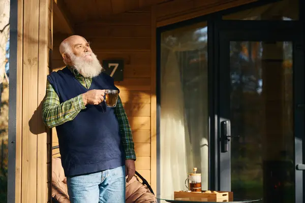 Anciano Hombre Pelo Gris Disfruta Una Taza Terraza Una Casa — Foto de Stock