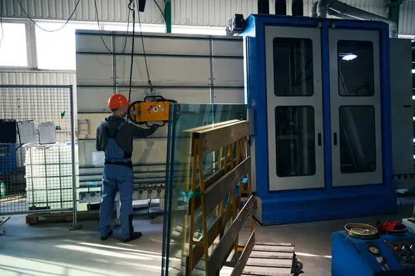 Arbeiter Einer Fensterfertigungswerkstatt Benutzt Eine Vakuummontage Und Hebevorrichtung Stockbild