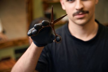 Berber dükkanında profesyonel makas gösteren tanınmamış bir kuaför.