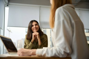 Birlikte çalışma ortamındaki moda profesyonelleri ofiste kıyafet tasarımı fikirlerini paylaşıyorlar