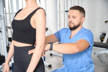 Kayropraktör formları genç bir hasta için doğru duruş, spor salonunda dersler veriliyor.