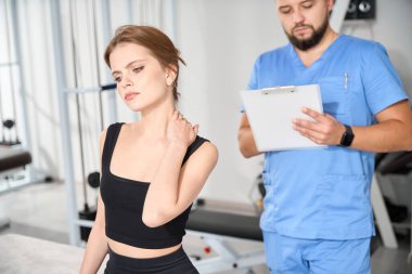 Doktor kineziyoloji kliniğinde genç bir kadını sorguluyor. Kadın boyun ağrısından şikayetçi.