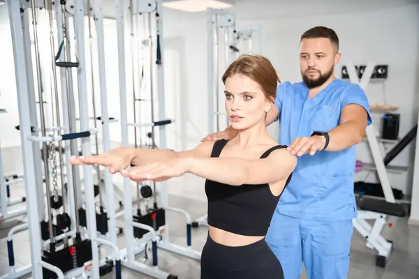 Fizioterapeutul Monitorizează Exercițiile Unei Tinere Femei Clasele Loc Sala Sport fotografii de stoc fără drepturi de autor
