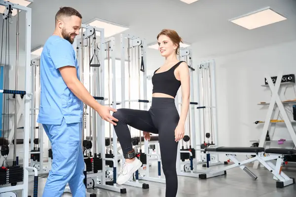 Physiotherapeutin Formt Richtige Körperhaltung Für Patientin Kurse Finden Der Turnhalle lizenzfreie Stockbilder