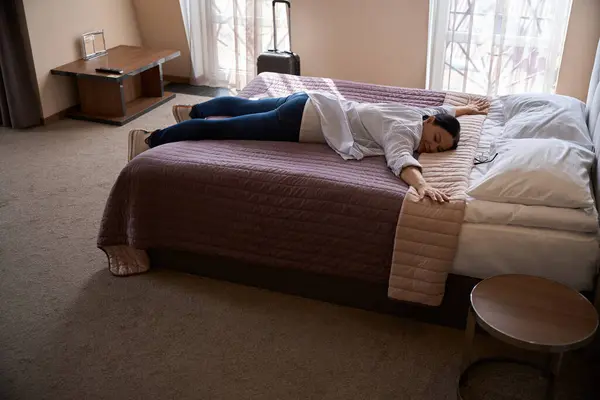 Жінка Туристка Лежить Животі Зручному Ліжку Номері Під Час Ранкового Стокове Зображення