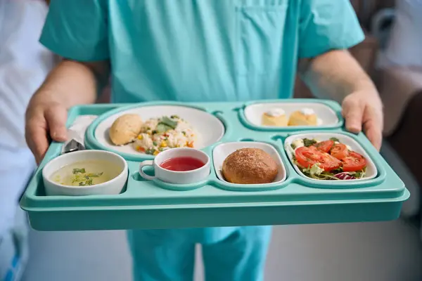 Zugeschnittenes Foto Einer Pflegehelferin Die Krankenhauszimmer Ein Tablett Mit Essen lizenzfreie Stockbilder