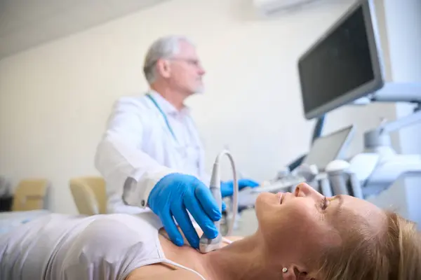 Männliche Untersuchung Der Lymphknoten Des Patienten Während Der Ultraschalldiagnostik Blick lizenzfreie Stockbilder