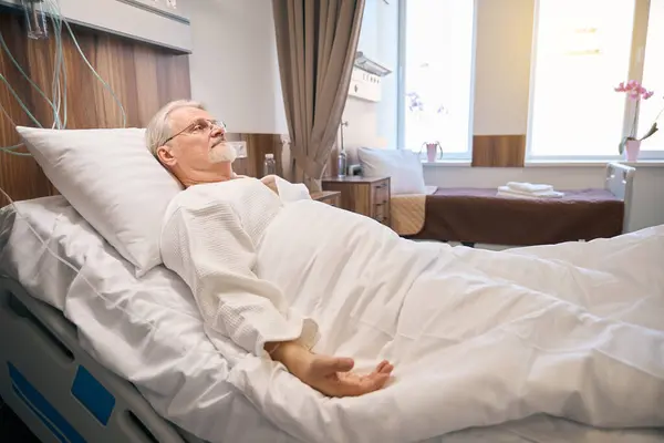 Ritratto Paziente Adulto Disteso Sul Letto Ospedale Convalescenza Dopo Intervento Foto Stock Royalty Free