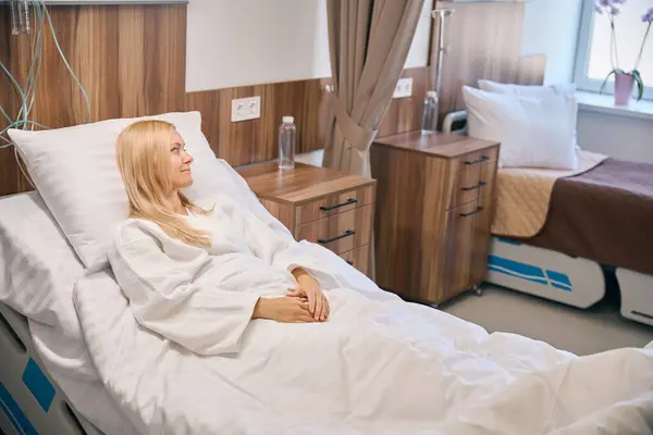Muotokuva Kaunis Naispotilas Makaa Lääketieteellisellä Sängyllä Odottaa Lääkitystä Kun Katsot kuvapankin valokuva