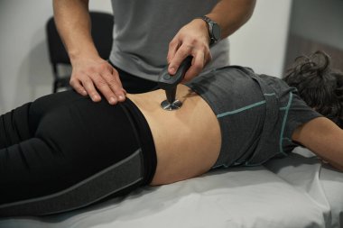 Bir fitness kliniğinde yerel diyabet metodunu kullanan uzman, özel bir cihaz kullanır.