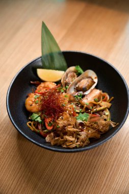 Süslü, lezzetli ve taze deniz mahsulleri ramen yemeğinin en güzel manzarası. Asyalı mutfağın büyük kasesinde servis ediliyor. Lezzetli ve lezzetli yemekler, afiyet olsun.