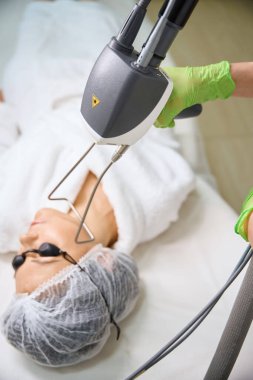 Klinikte yüz ve boynun yenilenmesi için modern yöntemler, özel bir lazer cihazı kullanılarak kullanılır.