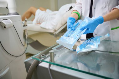 Modern bir klinikteki işyerinde jinekolog, doktor iş yerinde özel aletler kullanır.