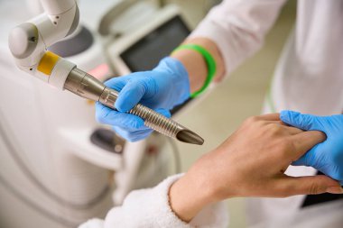 Doktor, lazer vajinal gençleştirme işlemi için tek kullanımlık steril eklentiler kullanıyor.