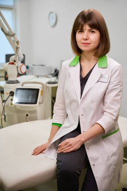 İş yerinde genç bir klinik çalışanı, ofiste özel ekipmanlar.