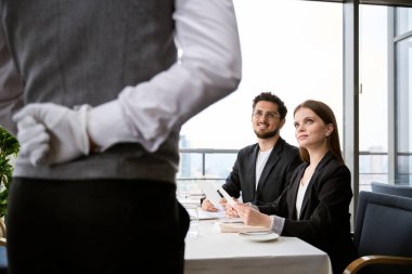 Genç bir adam, garsona bakıyor ve restoranda sipariş veriyor. Romantizm, tarih, ilişki kavramı