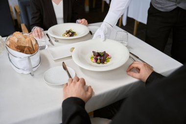 Garson, bir restoranda çifte yemek siparişi veriyor. Romantizm, tarih, ilişki kavramı