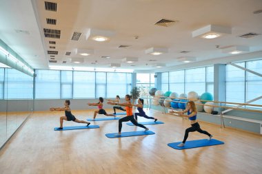 Geniş pencereli evde eğitim gören genç kadınlar, özel eğitim elbiseli kadınlar.