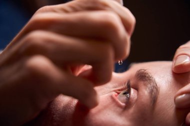 İlaçlar uygulanırken hastanın gözünün ayrıntılı görüntüsü, dikkatli yönetim sürecini vurguluyor